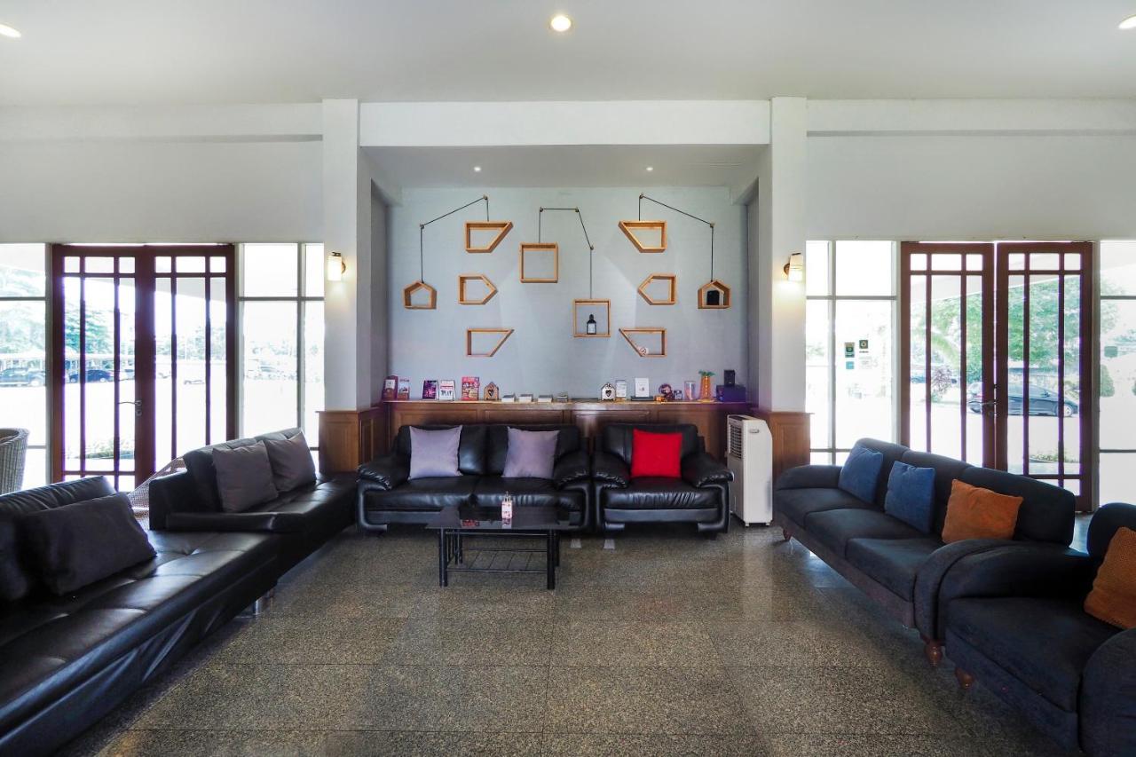 Oyo 859 Golden Land Hotel Чианграй Экстерьер фото