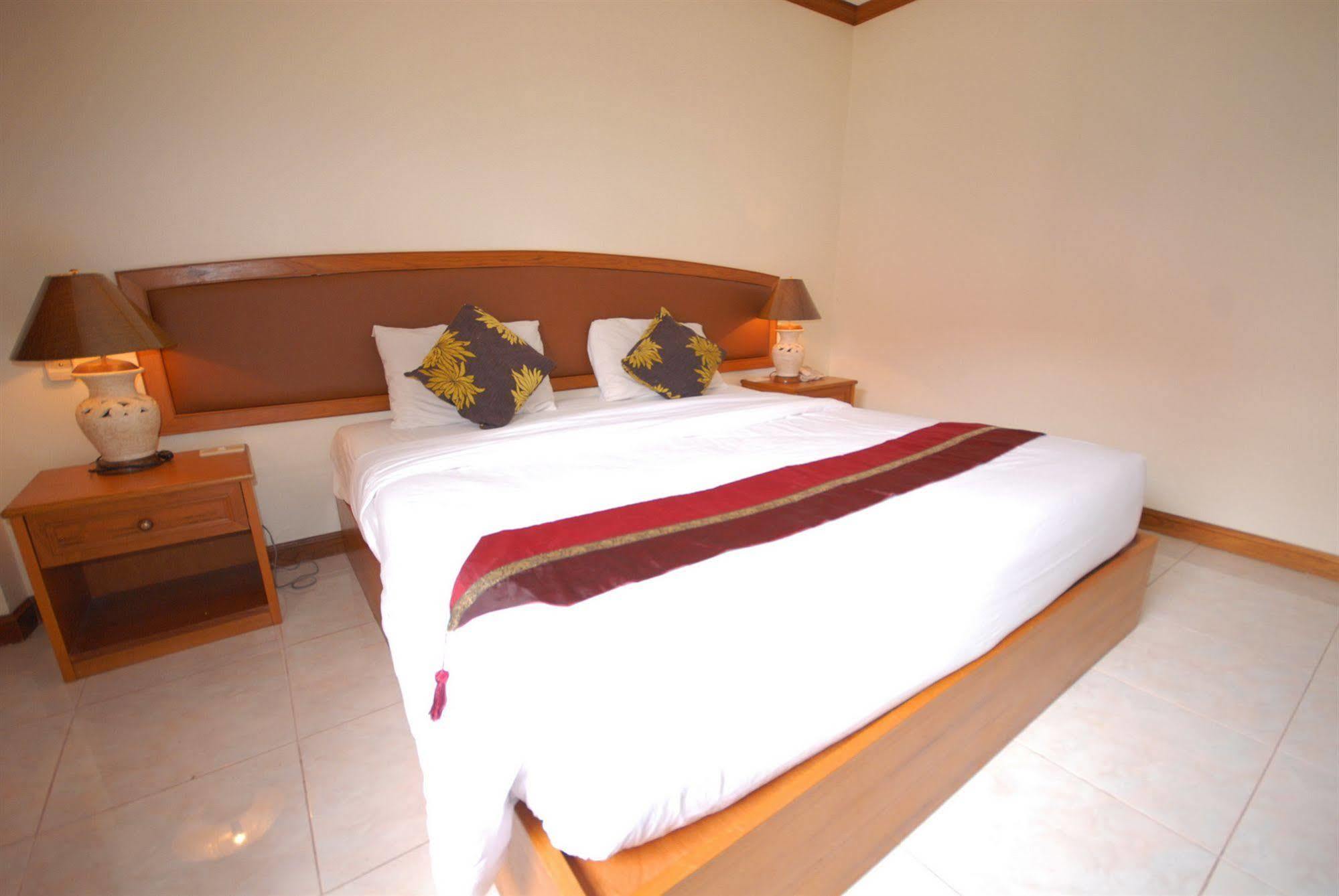 Oyo 859 Golden Land Hotel Чианграй Экстерьер фото